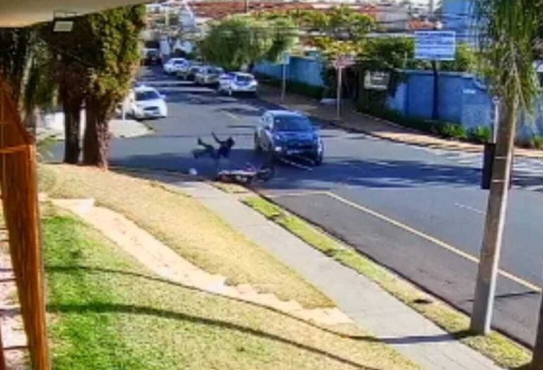 Vídeo: motociclista colide com carro e fica ferido no Boulevard em Ribeirão
