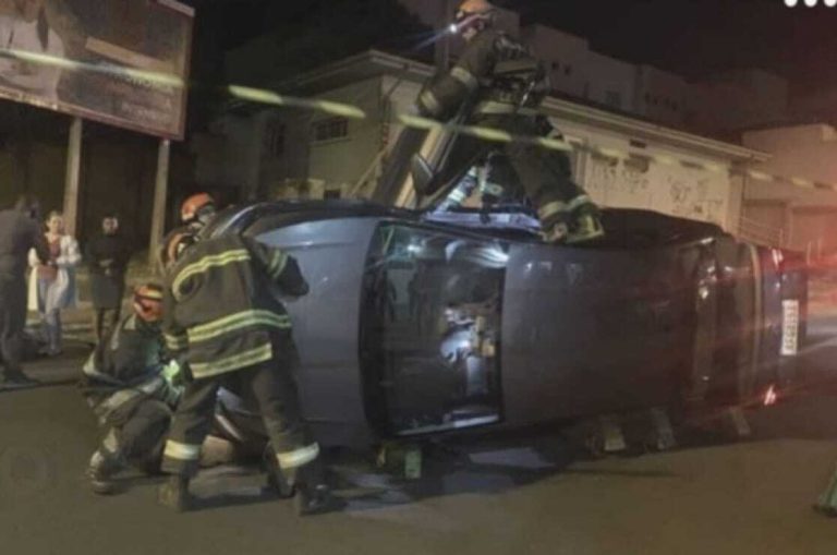 Motorista grávida colide o carro com outro estacionado e o veículo tomba na avenida Itatiaia