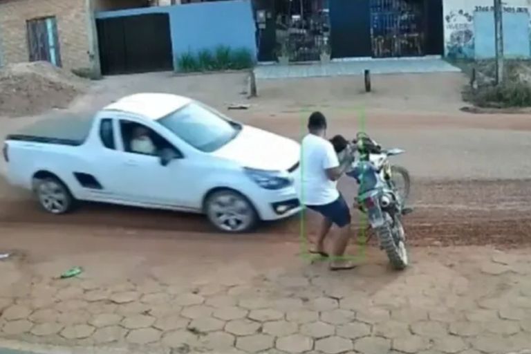 VÍDEO | Pai salva bebê de atropelamento em São Félix do Xingu, no Pará