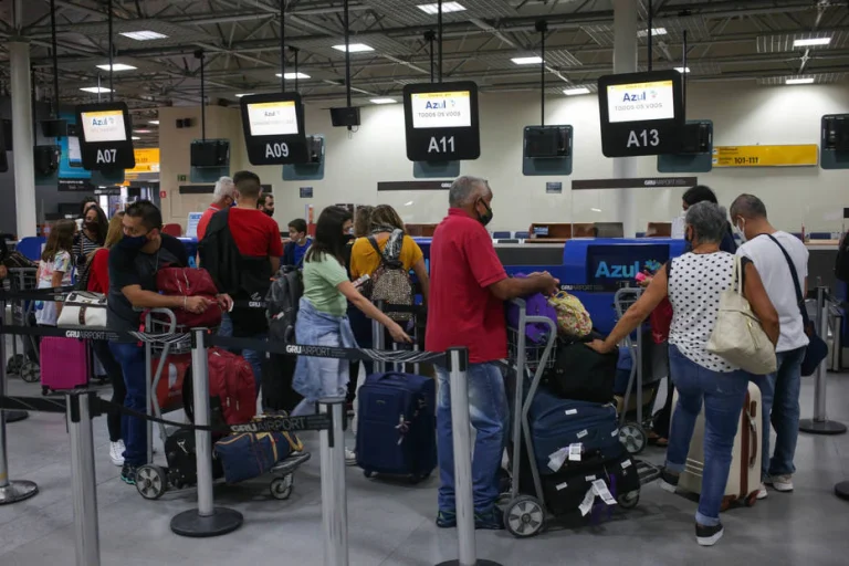 Máscara deixa de ser obrigatória em voos e aeroportos no país