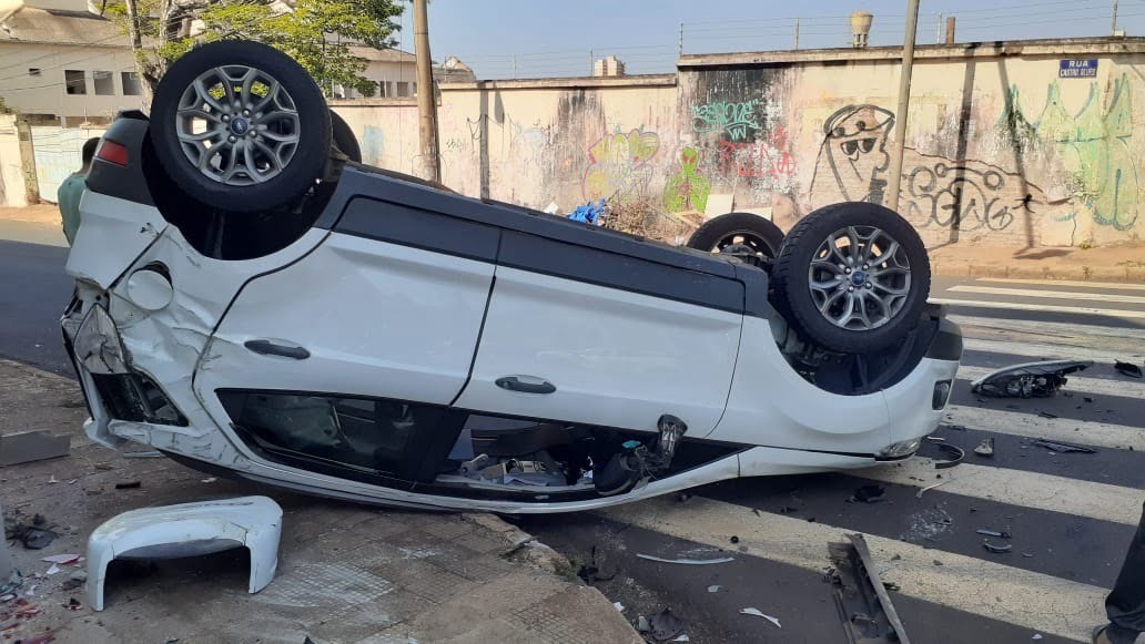 Batida entre dois veículos na Vila Tibério