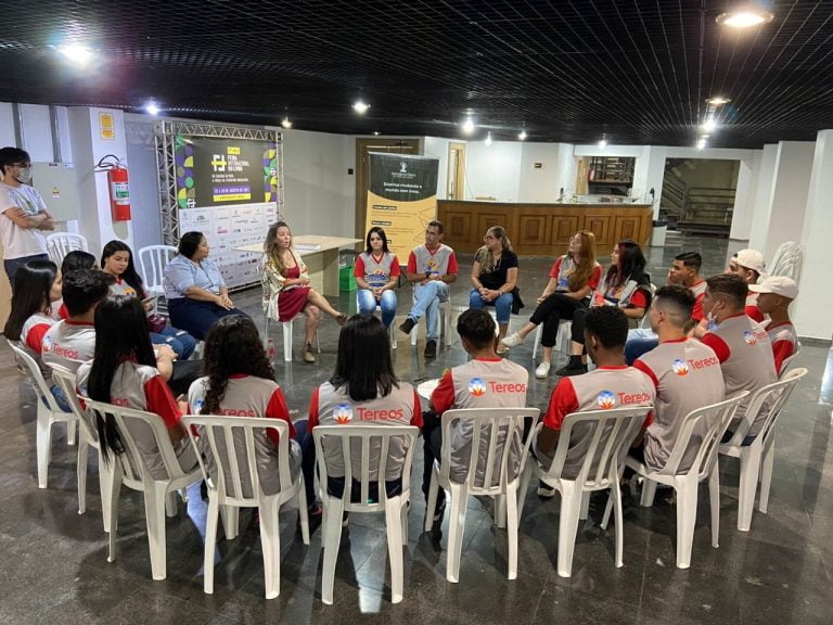 Biblioterapia reuniu jovens e maduros para falar sobre a solidão