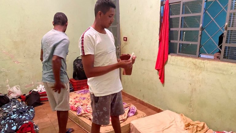 Vídeo | Trabalhadores resgatados em condições de escravidão recebem direitos e voltam pra casa