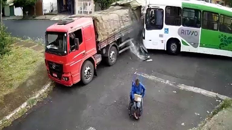 Vídeo: Cadeirante escapa de atropelamento na colisão entre ônibus e caminhão