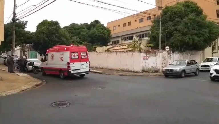 Vídeo: Ciclista perde freio e atinge lateral de carro em Ribeirão