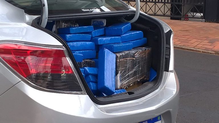 Após perseguição, homem é preso com carro cheio de drogas