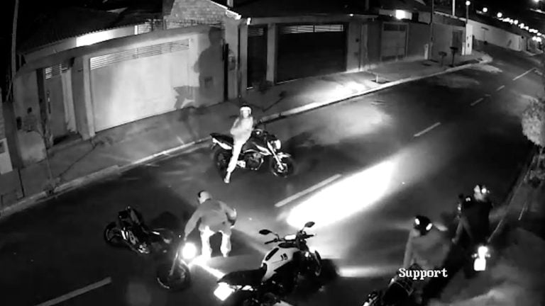 Vídeo | Câmeras de segurança flagram seis homens roubando duas motos no bairro Cristo Redentor