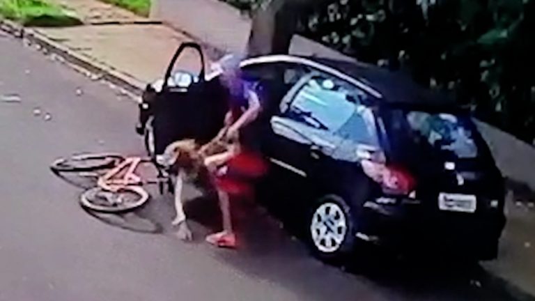 Vídeo | Assaltante arranca vítima de dentro do carro e leva o veículo embora