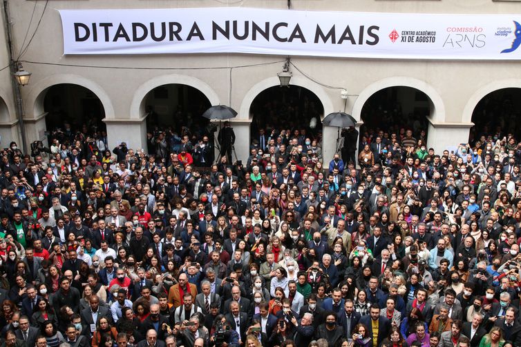 Ato em favor da democracia reúne empresários, intelectuais e políticos em  São Paulo - Thmais