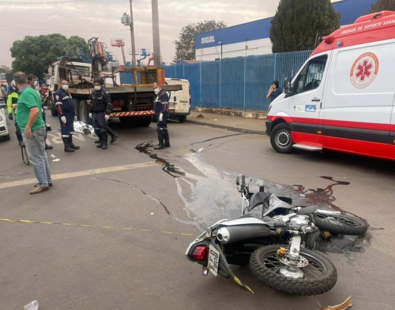Jovem de 23 anos morre em colisão de moto e caminhão na Vila Carvalho