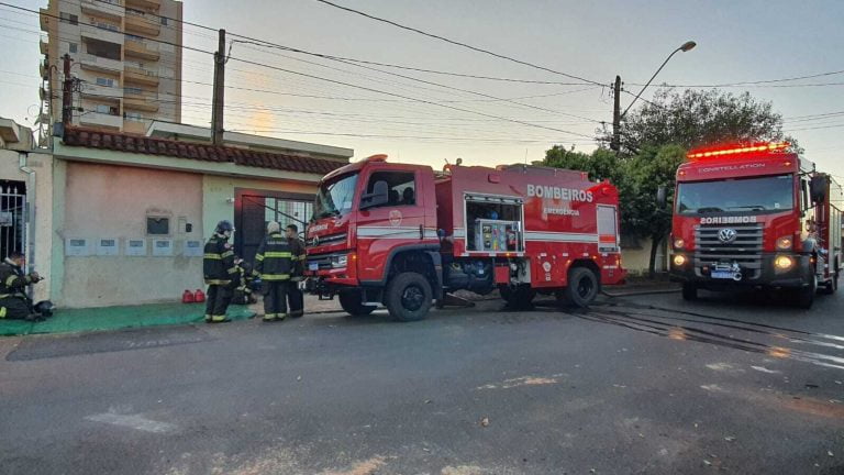 Bombeiros socorrem vítimas que inalaram fumaça em incêndio na Vila Tibério