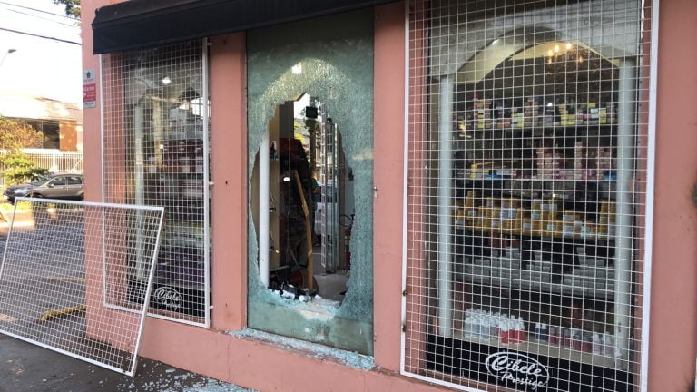 Loja de cosméticos e perfumaria é atacada a marretada na avenida Nove de Julho