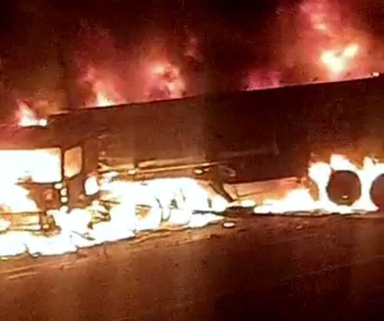 Vídeo: Colisão frontal entre caminhões resulta em duas mortes na Anhanguera