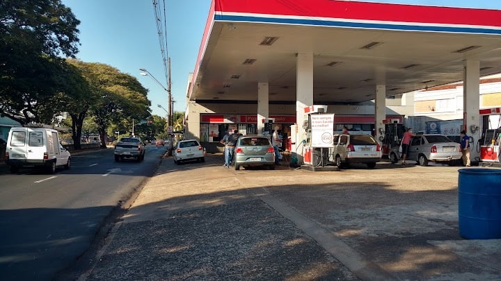 Bandidos fazem arrastão e aterrorizam posto de gasolina em Ribeirão Preto