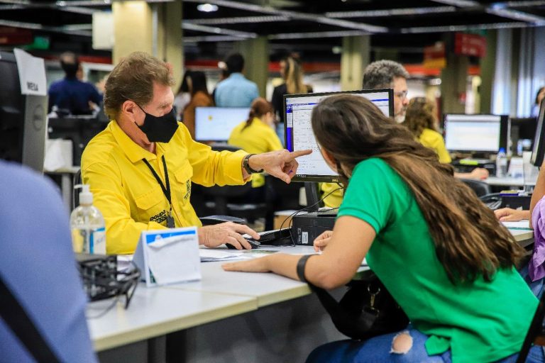 Funcionários e usuários do Poupatempo de Santos reclamam da falta de sistema de ar condicionado