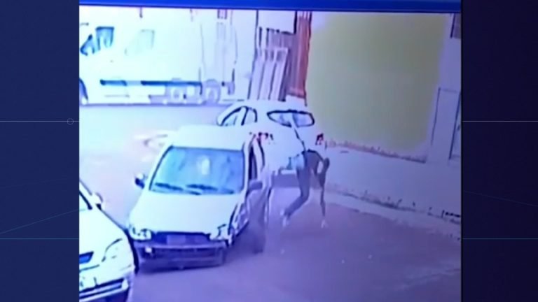 Vídeo| Suspeito em fuga colide o carro com outro estacionado e sai pelo para-brisa na tentativa de fuga