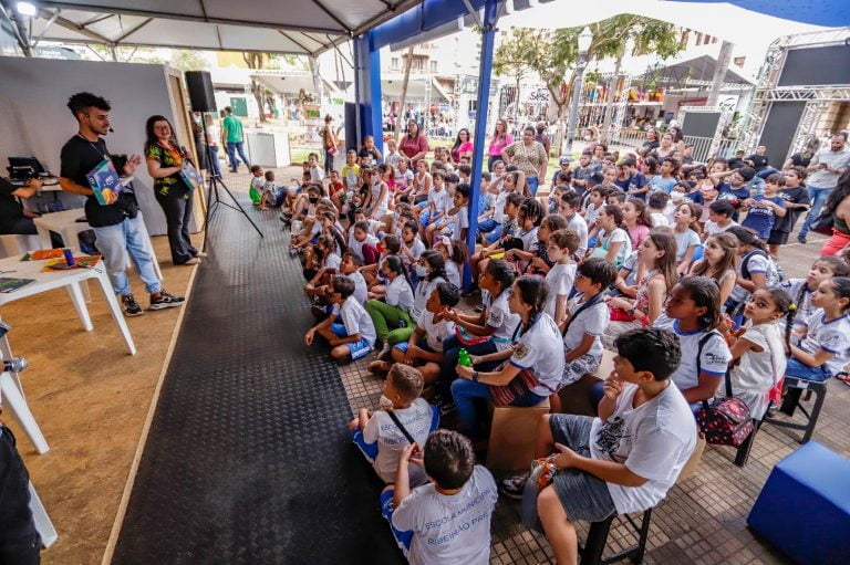 Aos estudantes, prefeitura confirma gratuidade nos ônibus durante a Feira do Livro