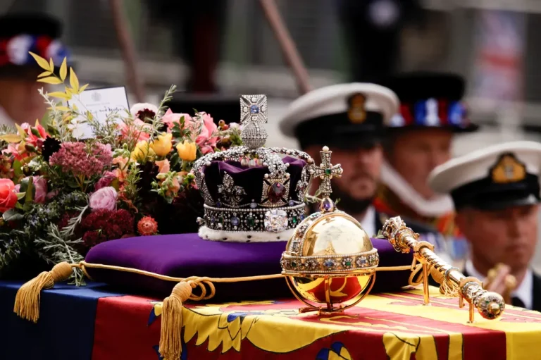 Corpo de Elizabeth II é enterrado 11 dias após morte; cerimônia marca fim de uma era