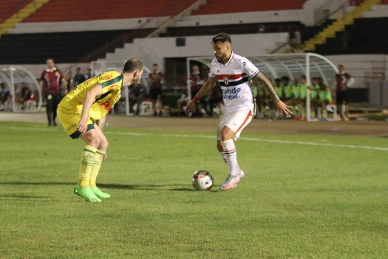 Botafogo empata, com dois homens a mais em campo, e empurra decisão para domingo