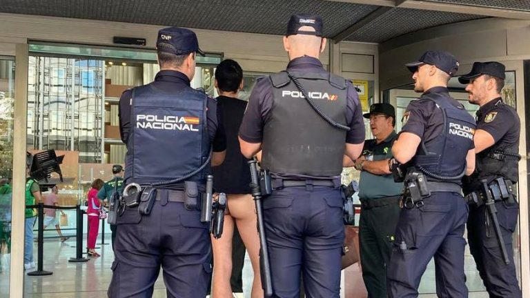 Toda nudez será castigada: Homem tenta entrar pelado no tribunal, mas é impedido pela polícia