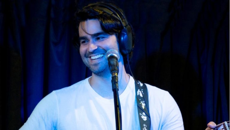 Após gravação em estúdio dos Beatles, cantor ribeirão-pretano se apresenta nesta quinta-feira