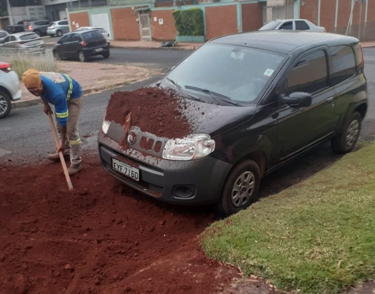 Vídeo | Funcionário despeja terra em capô de carro durante reparo em buraco na zona Sul de Ribeirão