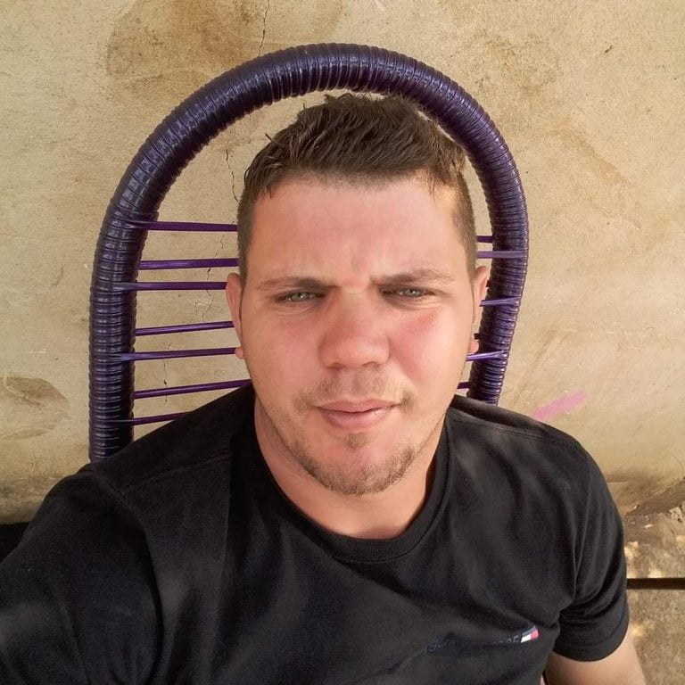 Homem comete homicídio, incendeia quarto de motel e foge