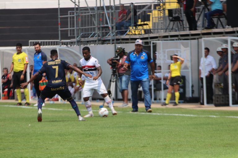 Botafogo é derrotado em casa e perde a chance de encaminhar o acesso