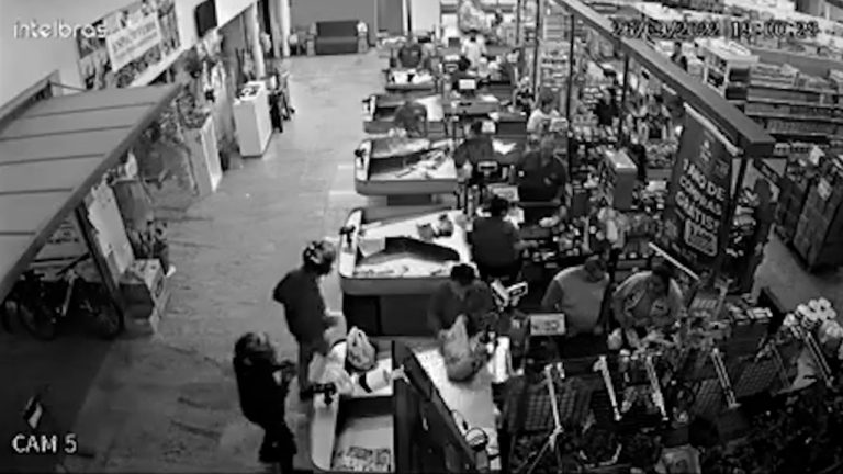 Vídeo: assaltantes levam terror a supermercado de Jaboticabal