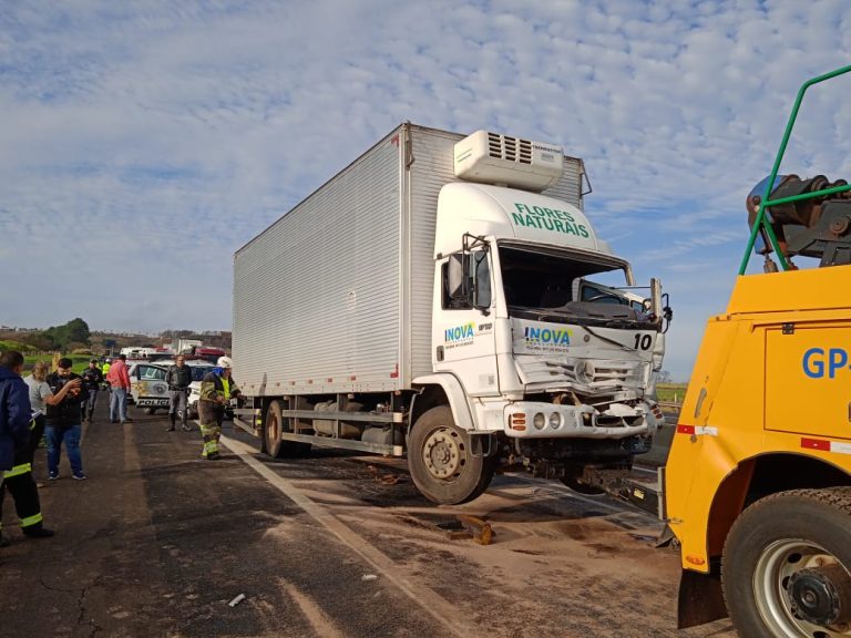 Acidente deixa o trânsito lento na rodovia Anhanguera