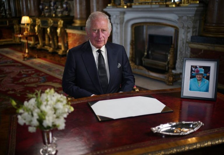 Charles III faz o primeiro discurso como rei e renova promessa de servir feita por Elizabeth II