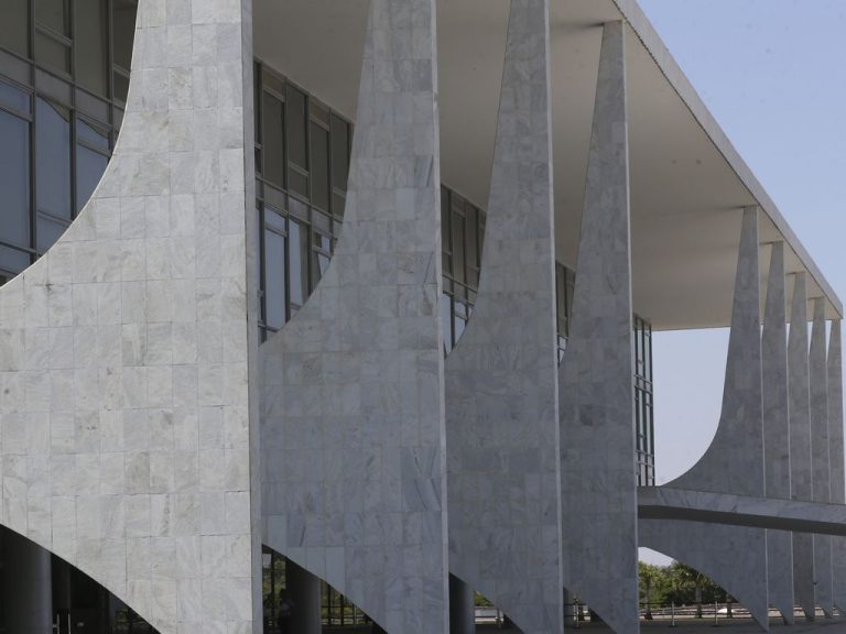 O último debate entre os presidenciáveis