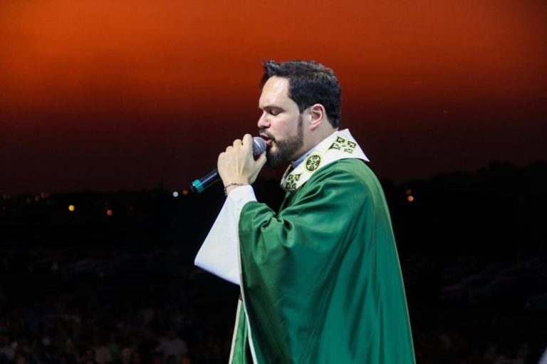 Padre prega sobre efeitos das drogas e fiéis ‘inundam’ altar com maconha e cocaína