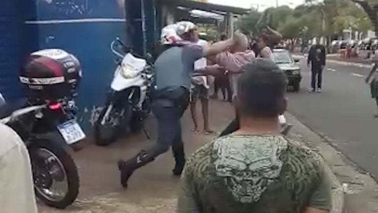 Vídeo| Policial dá um soco no rosto de idoso e PM abre inquérito para apurar o caso