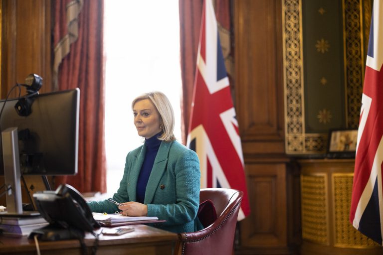 Liz Truss renuncia ao cargo de primeira-ministra do Reino Unido