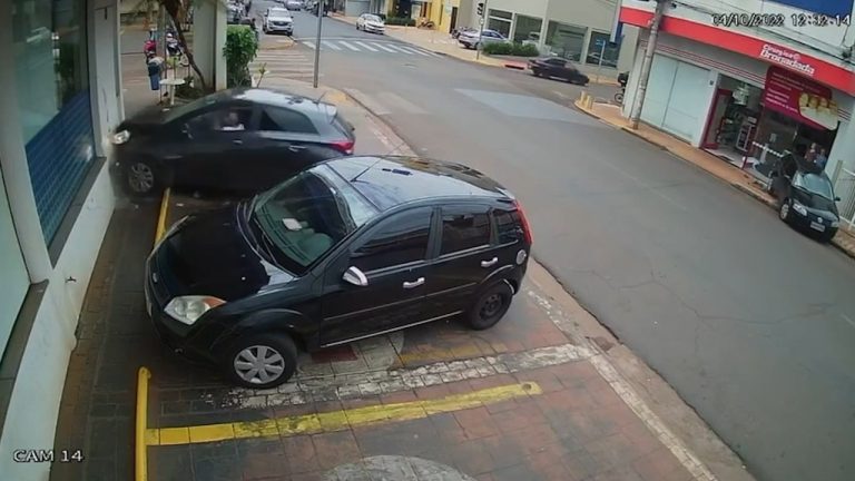 Vídeo| Motorista confunde os pedais e causa acidente no centro da cidade