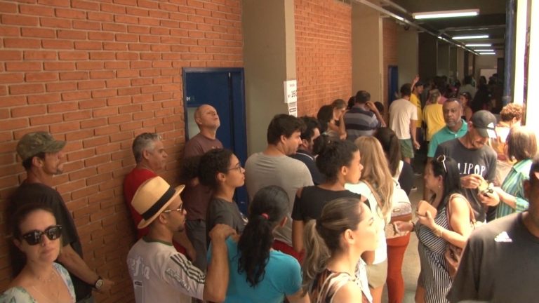 Há 30 minutos do fim das eleições: Eleitores que estiverem na fila até as 17h terão o direito de votar mesmo após o horário