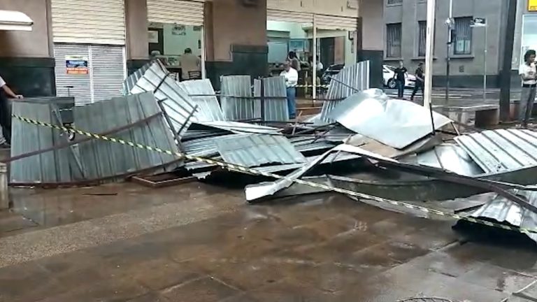 Vídeo | Chuva e ventos fortes causam estragos em vários pontos da cidade