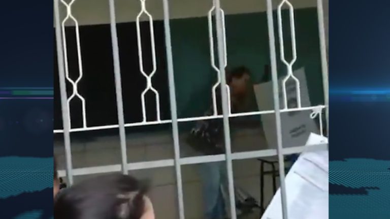 Vídeo | Eleitor quebra urna eletrônica a pauladas em colégio de Goiânia