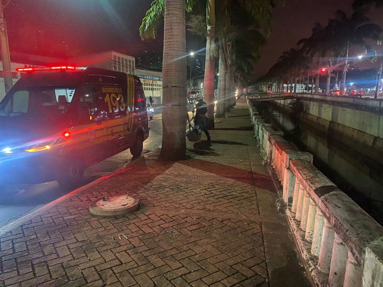 Bombeiros recebem denúncia sobre corpo em córrego, mas retiram manequim