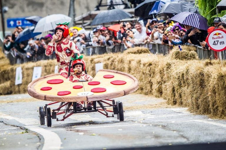 Ladeira abaixo: corrida de carrinhos malucos agita Ribeirão neste domingo