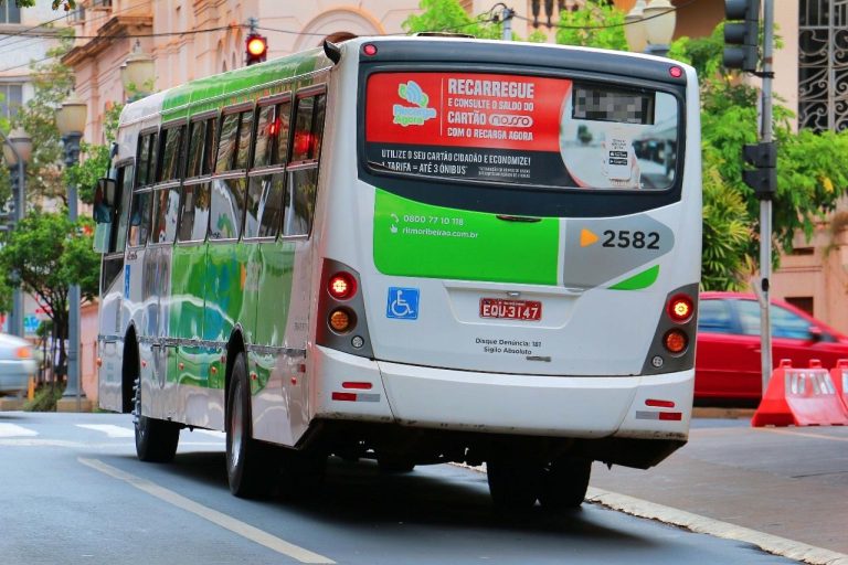 Feriado tem romaria com linha especial de transporte coletivo