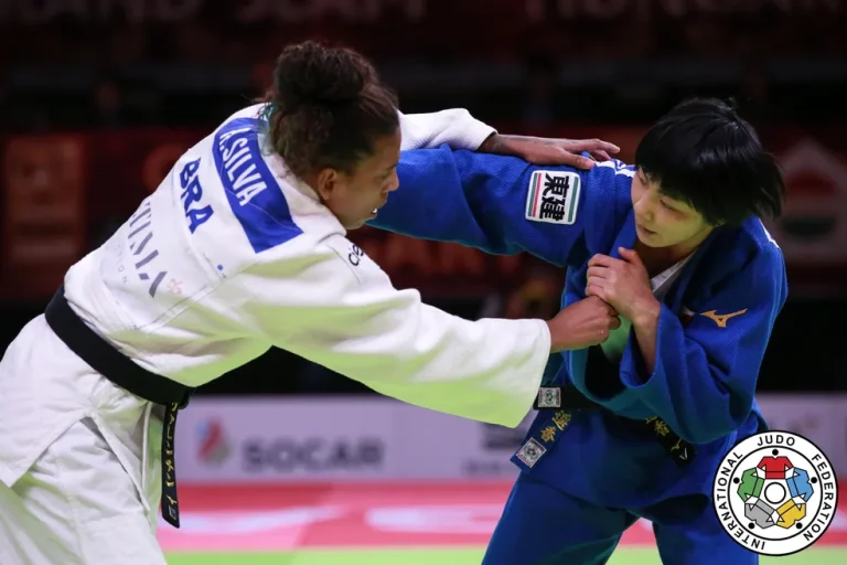 Após suspensão, Rafaela Silva é bicampeã mundial de judô
