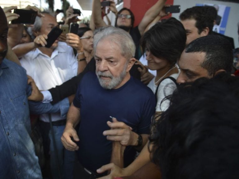 Lula tem alta depois de realizar procedimento no Sírio-Libanês