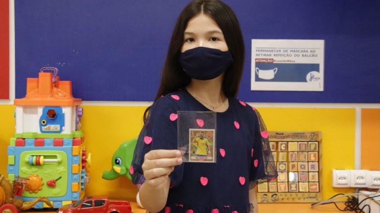 Menina de 9 anos doa figurinha rara de Neymar ao Hospital da Criança e Maternidade de Rio Preto