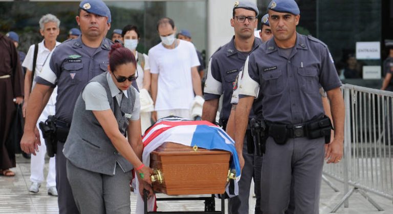 Corpo de Gal Costa é enterrado em São Paulo
