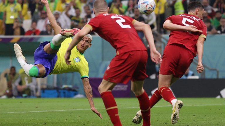 Richarlison comanda vitória do Brasil em estreia na Copa