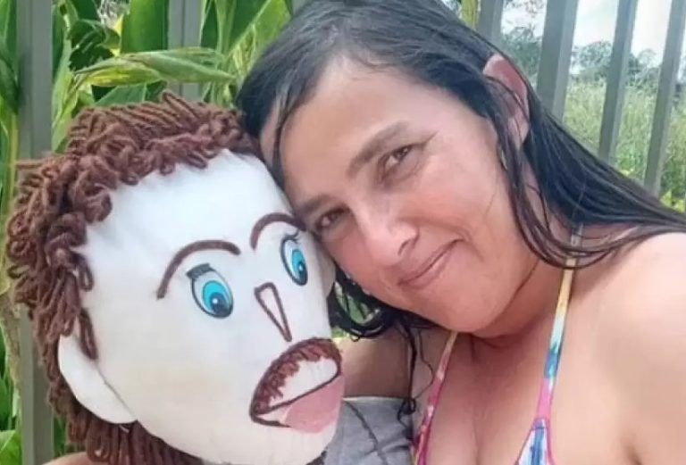 Loucura pouca é bobagem: Mulher que se casou com um boneco acusa o marido de traição