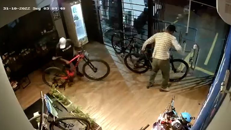 Vídeo: Ladrões levam R$ 50 mil em mercadoria de loja de bicicletas na Zona Sul de Ribeirão Preto