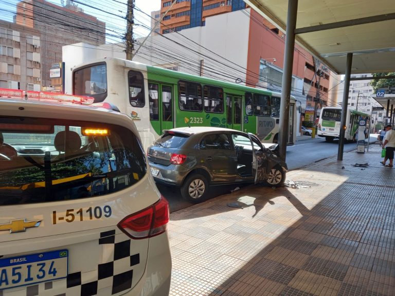Idoso bate o carro em ponto de ônibus no Centro de Ribeirão Preto